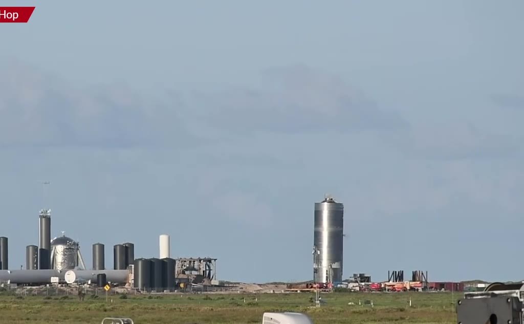 Stainless-steel Starship tank and propellant farm on the Texas pad