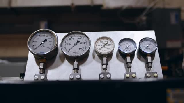Pressure gauges on a high-pressure energy-storage test rig