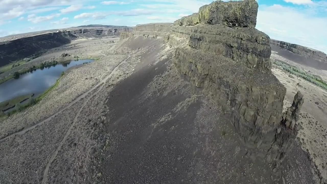 Dry Falls basalt cliff and coulee carved by Ice Age outburst floods