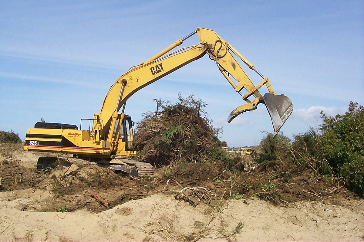 Excavator arm moved by hydraulic cylinders