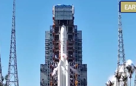 Long March 5 standing in its service tower before the Tianwen-1 launch