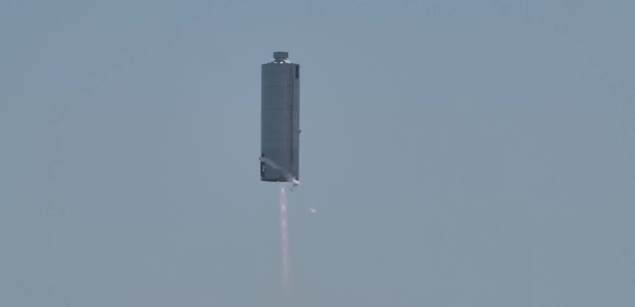 Starship SN6 hovering on one engine during a 150-metre hop